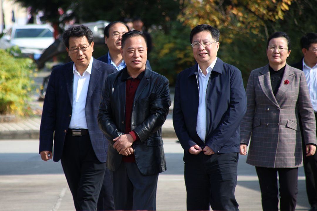 中共陜西省委副書記胡衡華蒞臨盤龍藥業(yè)調(diào)研項目建設情況 拷貝.jpg