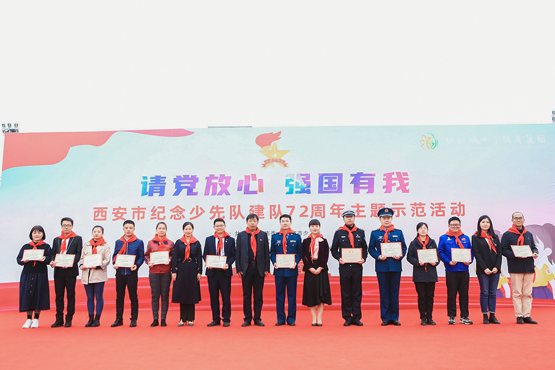 配圖：與會(huì)領(lǐng)導(dǎo)為校外輔導(dǎo)員們頒發(fā)聘書(shū)和標(biāo)志牌。.jpg
