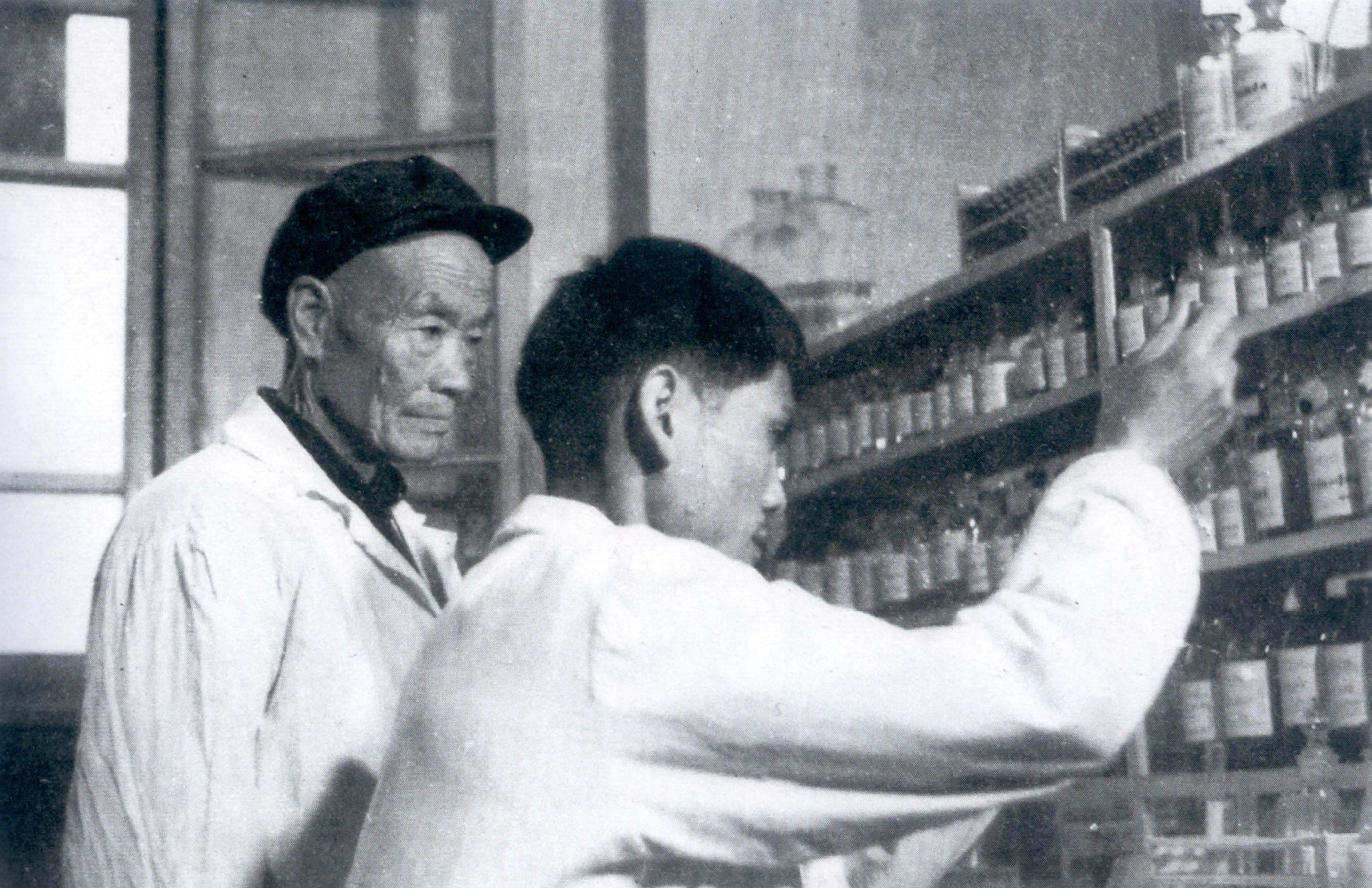 工作中嚴(yán)謹(jǐn)求實(shí)的王家成.jpg